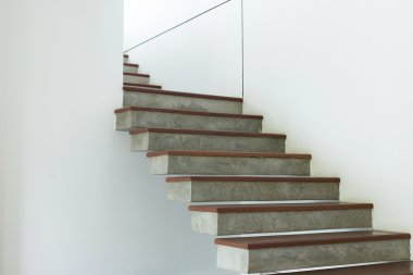 Beyaz harç duvar çimento ve Ahşap merdiven