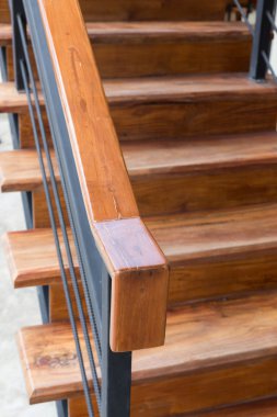 demir korkuluk ile kahverengi ahşap merdiven