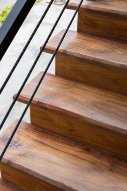 demir korkuluk ile kahverengi ahşap merdiven