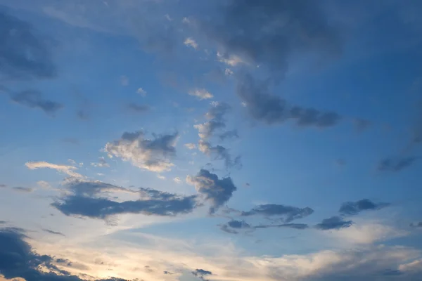 Belo céu pôr do sol dramático, imagem de fundo cênico — Fotografia de Stock