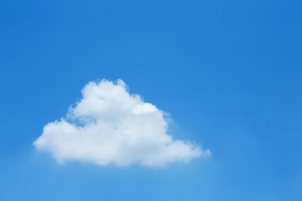 Nuvem única no céu azul claro com espaço de cópia para criar texto — Fotografia de Stock