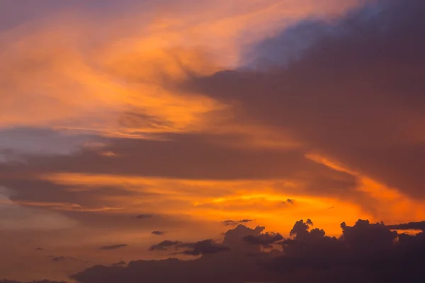 Cielo colorido atardecer dramático con nube naranja, cielo crepuscular — Foto de Stock