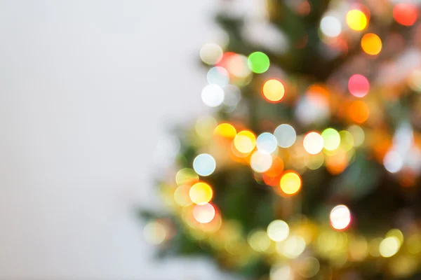 Célébration floue de la lumière sur l'arbre de Noël avec fond blanc — Photo