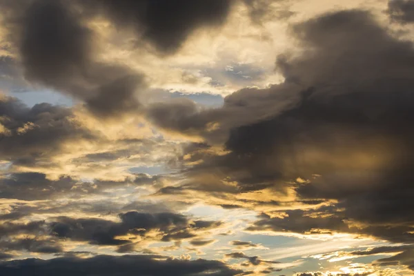 Gouden avondrood en gloeiende wolk, twilight hemel voor regen — Stockfoto