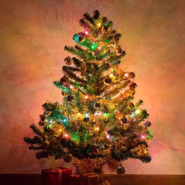 Fondo de Navidad, árbol de Navidad decorado con centelleo —  Fotos de Stock