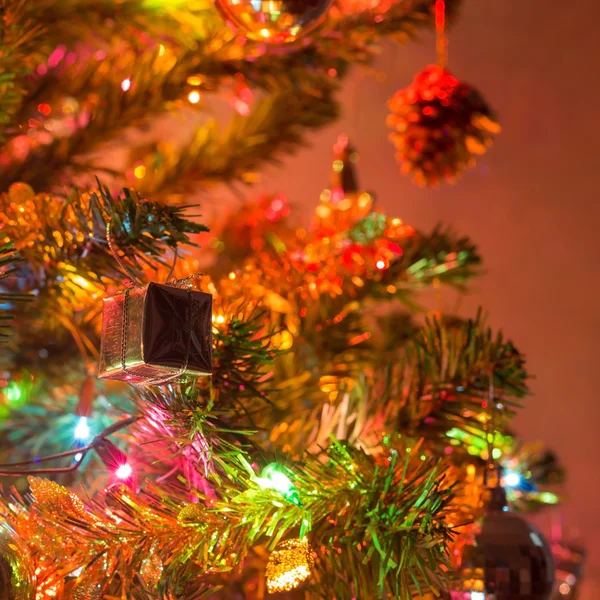 クリスマスの背景、きらめきで飾られたクリスマス ツリー — ストック写真