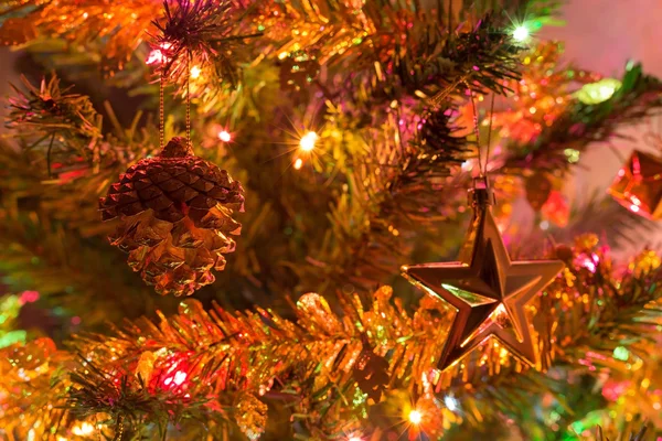 Fond de Noël, arbre de Noël décoré de scintillement — Photo