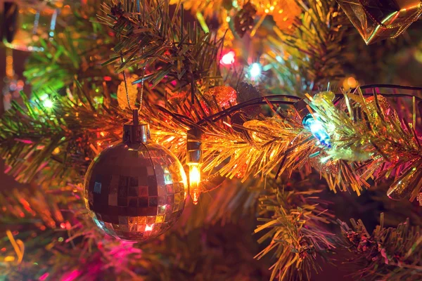 Fondo de Navidad, árbol de Navidad decorado con centelleo —  Fotos de Stock