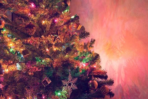 Fundo de natal, árvore de natal decorada com cintilação — Fotografia de Stock