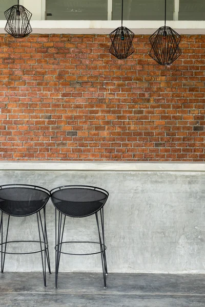 Цементний лічильник нічний клуб з сидінням барний стілець і цегляна стіна — стокове фото