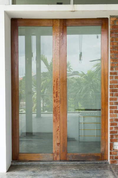 Puerta de cristal espejo en la casa moderna edificio residencial — Foto de Stock
