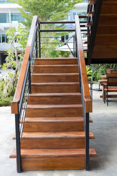 Escalera de madera marrón con barandilla de hierro — Foto de Stock