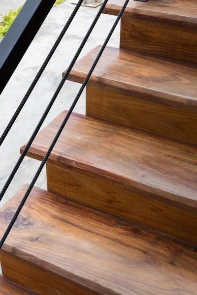 Escalera de madera marrón con barandilla de hierro — Foto de Stock