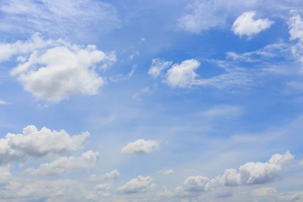 Awan di langit biru yang cerah, langit mendung yang dramatis latar belakang — Stok Foto