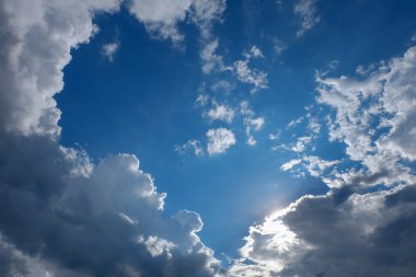 Hava gökyüzü, bulutlar, güneş ışınları ile mavi gökyüzü güneş temizleyin