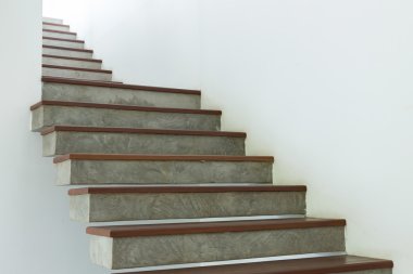 Beyaz harç duvar çimento ve Ahşap merdiven