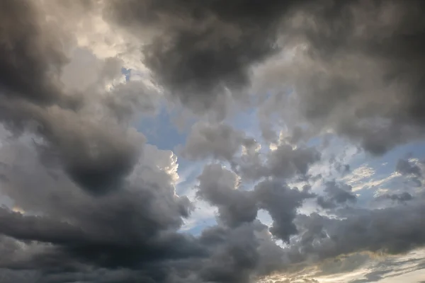 Awan hujan di latar langit dramatis matahari terbenam — Stok Foto