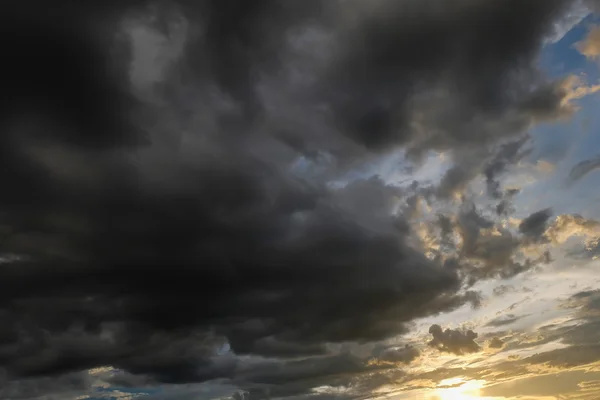 Awan hitam di matahari terbenam mendramatisir latar langit gelap — Stok Foto