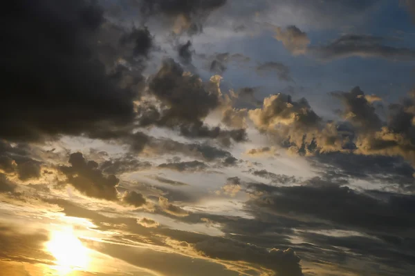 黑云在日落戏剧性的黑暗的天空背景 — 图库照片