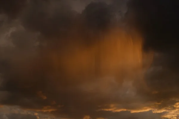 空と雨の日は、天気予報の背景に光る雲 — ストック写真