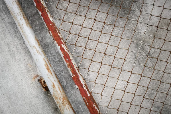 Rostig kedja tråd järnstaket på cement vägg bakgrund — Stockfoto
