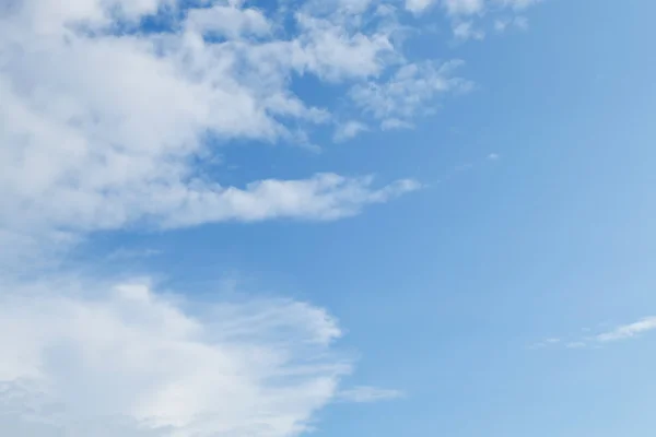 Arka plan gökyüzü mavi gökyüzü ve beyaz bulut, açık hava — Stok fotoğraf