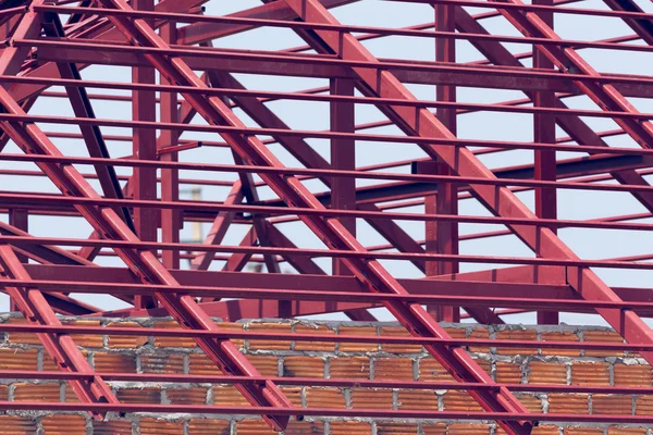 Poutre en acier de construction sur le toit du bâtiment résidentiel — Photo