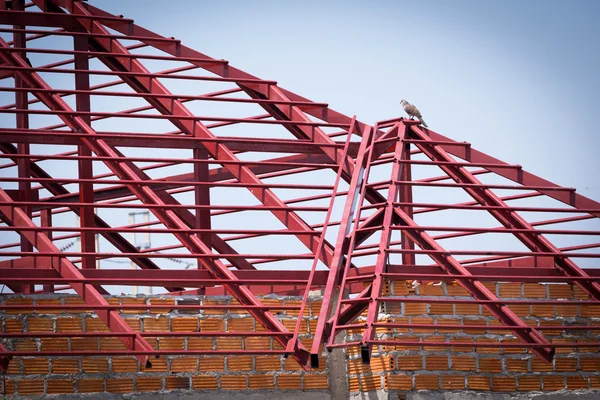 Poutre en acier de construction sur le toit du bâtiment résidentiel — Photo