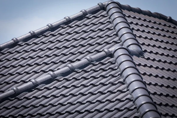 Tegola sul tetto di un edificio residenziale — Foto Stock