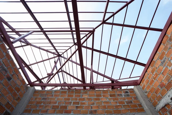 건물의 지붕과 벽돌 벽에 구조 강철 빔 — 스톡 사진