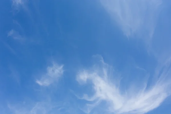 Vento soprando nuvem no céu azul claro fundo — Fotografia de Stock