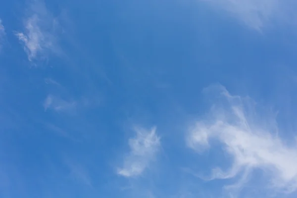 Vinden blåser molnet på klarblå himmel bakgrund — Stockfoto