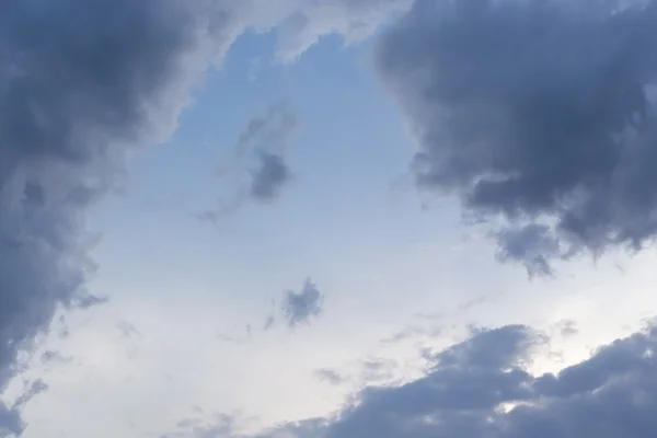 Nuvola nera su cielo blu, sfondo maltempo — Foto Stock