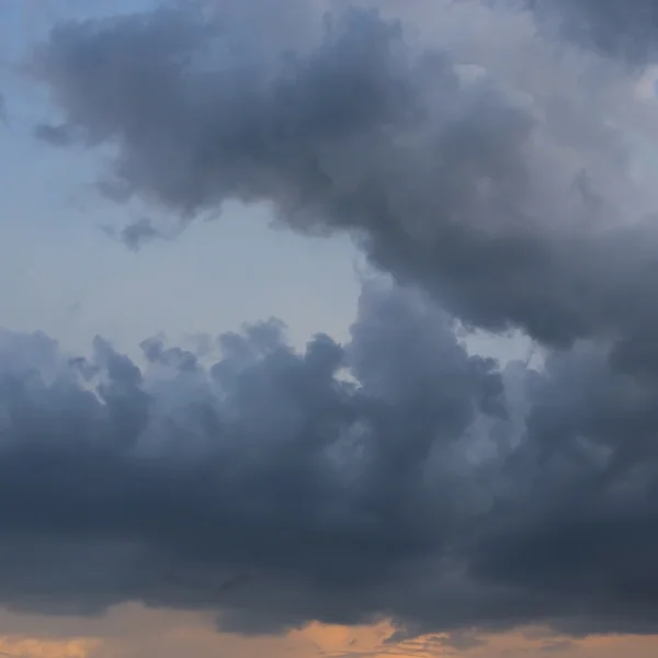 Nuvola di pioggia sullo sfondo del cielo tramonto — Foto Stock