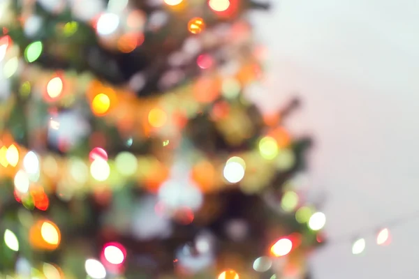 Desfoque celebração de luz na árvore de natal com fundo branco — Fotografia de Stock