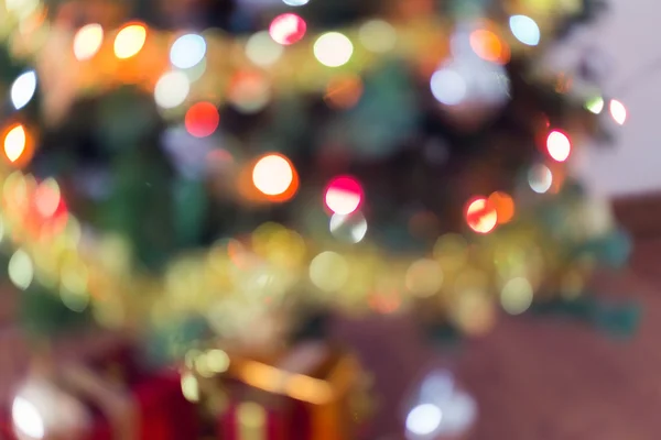 Desenfoque celebración de la luz en el árbol de Navidad —  Fotos de Stock