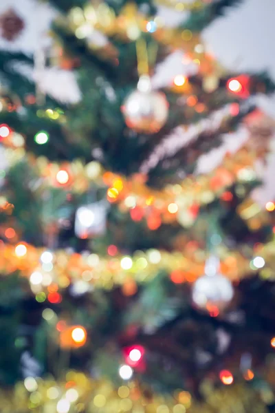 Desenfoque celebración de la luz en el árbol de Navidad, tono vintage —  Fotos de Stock