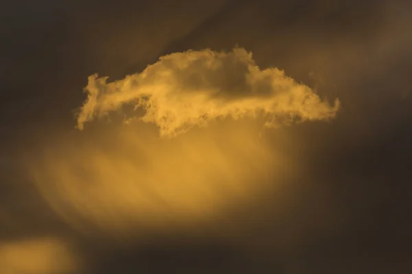 Cielo dorado del atardecer y nube brillante, cielo del crepúsculo antes de la lluvia — Foto de Stock