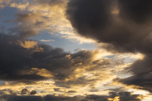 Matahari terbenam gelap langit dan bersinar awan, langit senja sebelum hujan — Stok Foto