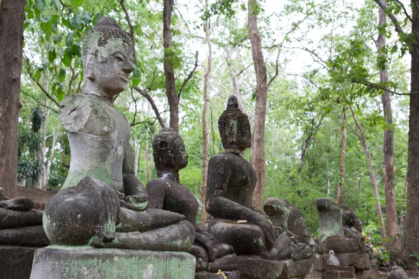 Buddha staty i wat umong, chiang mai, resa thailändska templet — Stockfoto