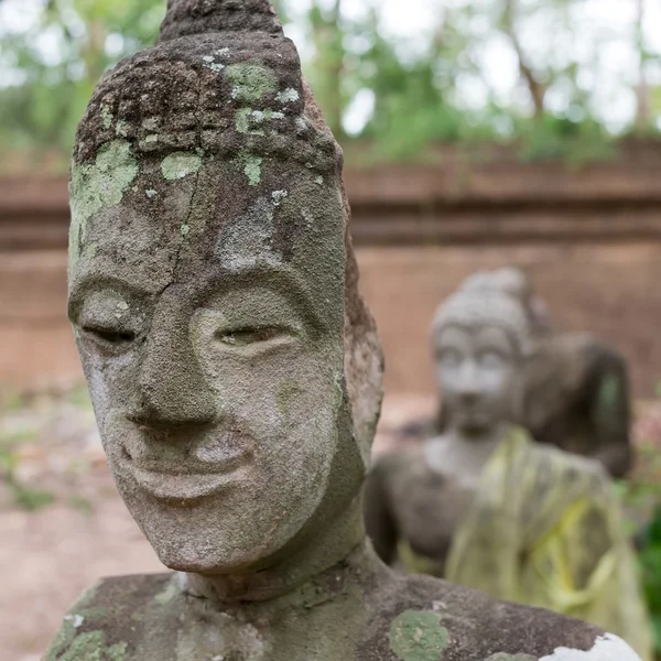 Estátua de buddha em wat umong, chiang mai, viajar templo tailandês — Fotografia de Stock