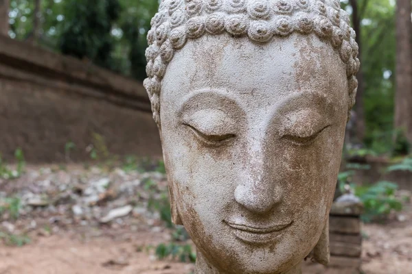 Estátua de buddha em wat umong, chiang mai, viajar templo tailandês — Fotografia de Stock