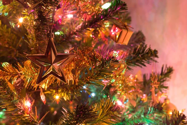 Weihnachten Hintergrund, Weihnachtsbaum mit Funkeln dekoriert — Stockfoto