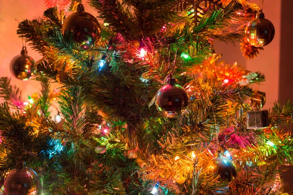 Fundo de natal, árvore de natal decorada com cintilação — Fotografia de Stock