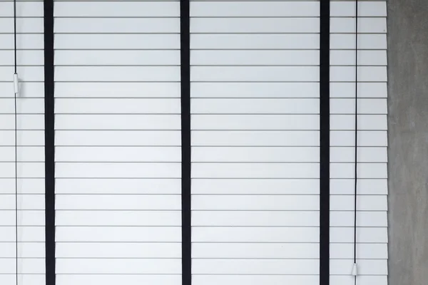 Witte blinds op venster, design interieur van slaapkamer — Stockfoto