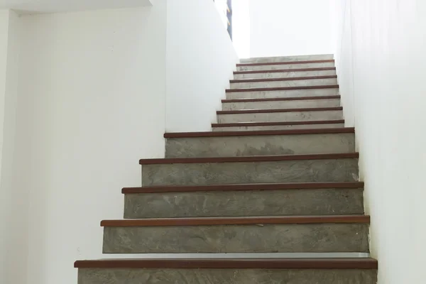 Escalera de cemento y madera en la pared de mortero blanco —  Fotos de Stock