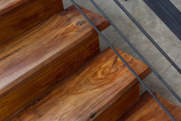 Escadaria de madeira na casa moderna — Fotografia de Stock