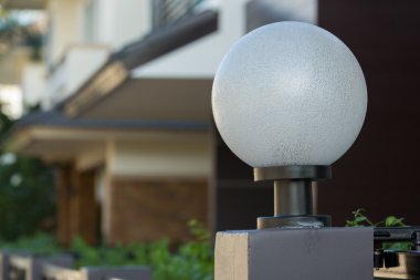 Dekorasyon konut binasının ön kapı üzerinde ışık lamba