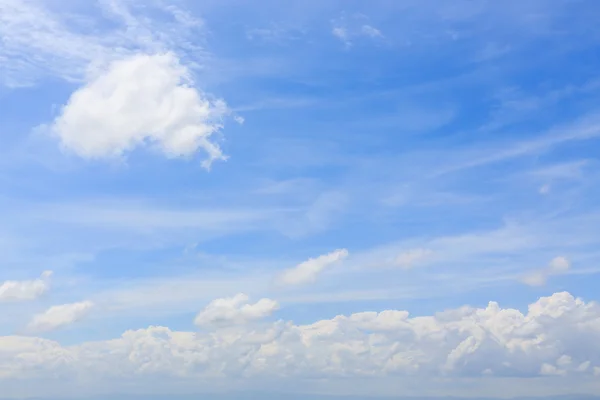 Nube su cielo blu chiaro, cielo nuvoloso drammatico sfondo — Foto Stock