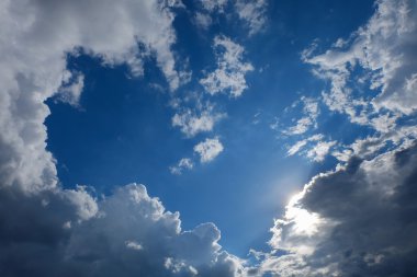Hava gökyüzü, bulutlar, güneş ışınları ile mavi gökyüzü güneş temizleyin